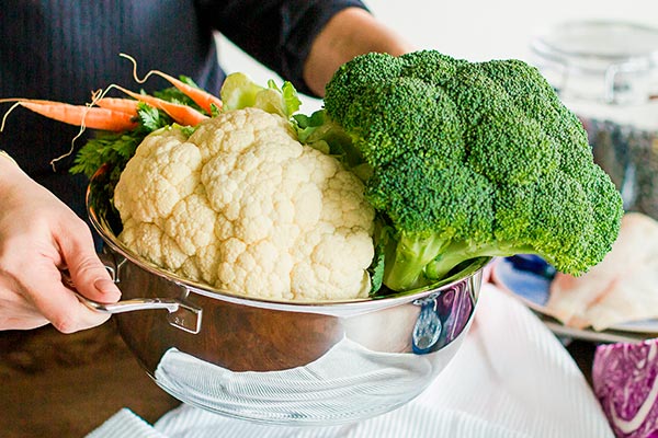 Rinse and drain the vegetables in the utensil